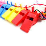 Silbatos en bolsa x 24 unid. varios colores 4 cm x 2 cm - Imagen 2