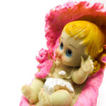 Adorno bebé en coche poliresina 4 x 5 x 10 cm - Imagen 2