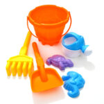 Set Playa balde, pala (15x12cm), rastrillo, moldes, regadera en red 6 pcs