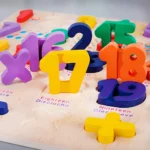 Rompecabezas didáctico madera abecedario y números español inglés - Imagen 5